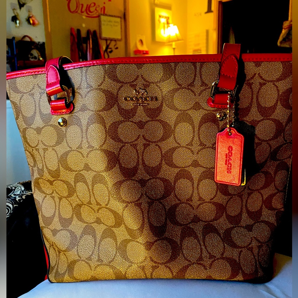 BEAUTIFUL COACH TOTE BAG IN GREAT CONDITION!